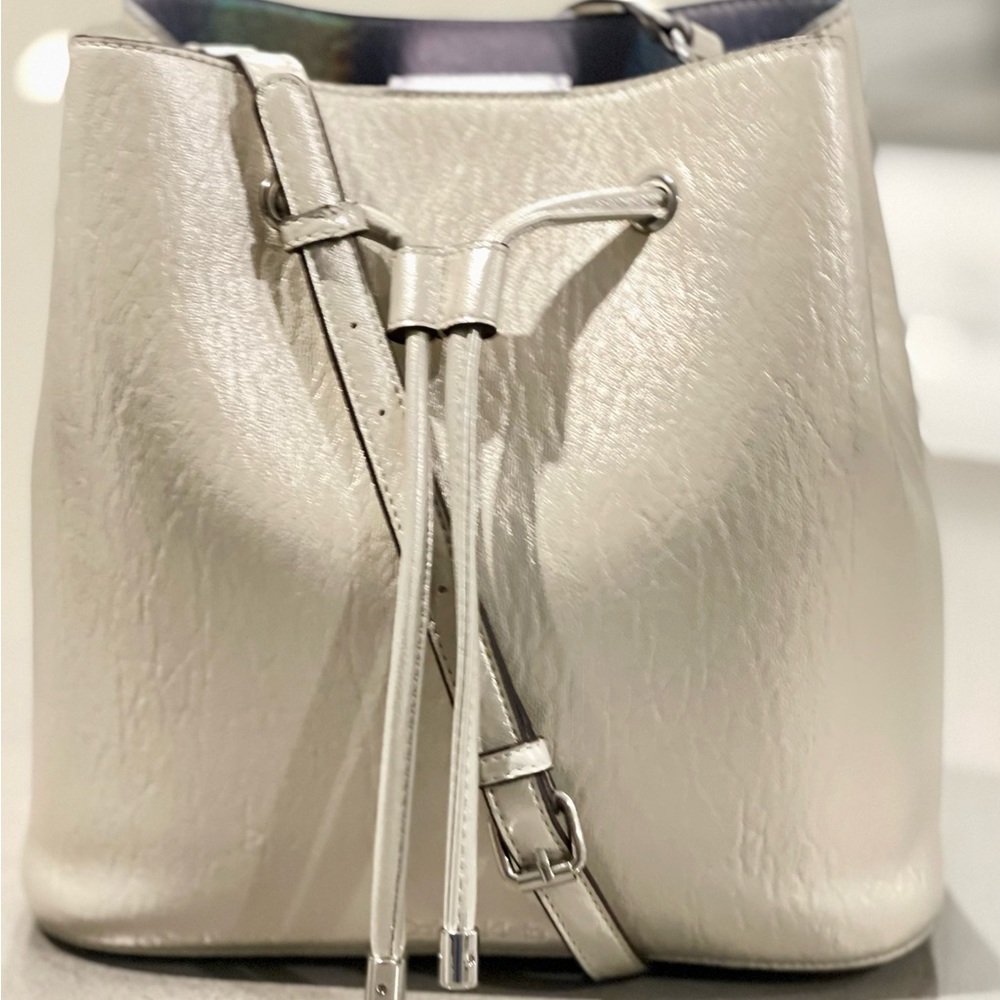 ⭐️Calvin Klein⭐️Gabrianna Novelty Bucket Crossbody Bag, Pelican Color